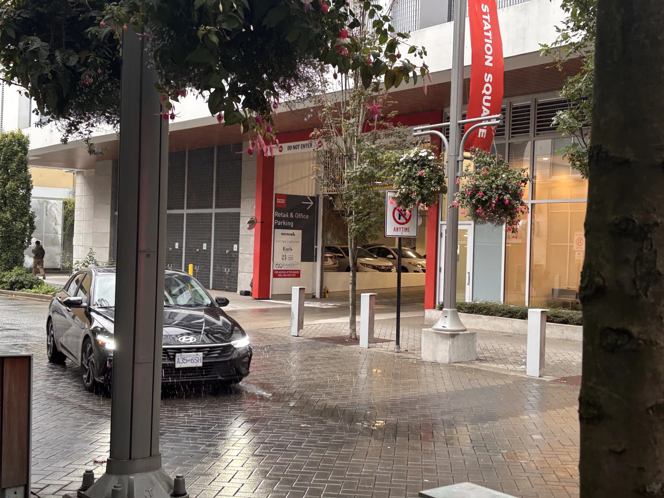 Retail and Office Parking 표지가 있는 Station Square 주차장 입구