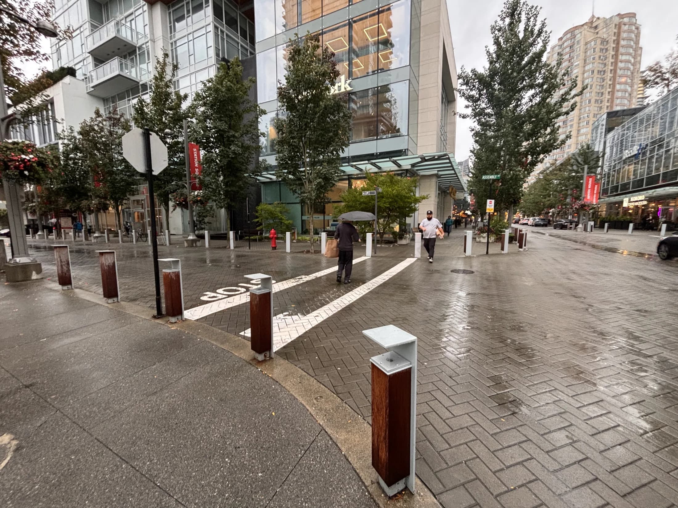 Earls가 있는 Station Square 6060 건물 외관